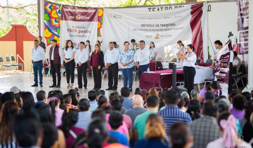 Entrega de las tarjetas de la beca universal de educación básica «Rita Cetina».