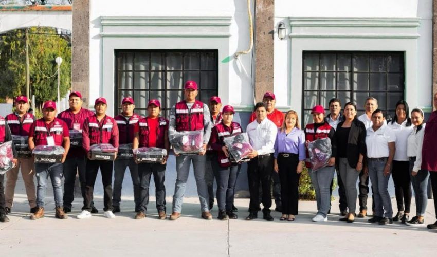Entrega de materiales, uniformes, equipo de cómputo y de oficina al personal de tránsito