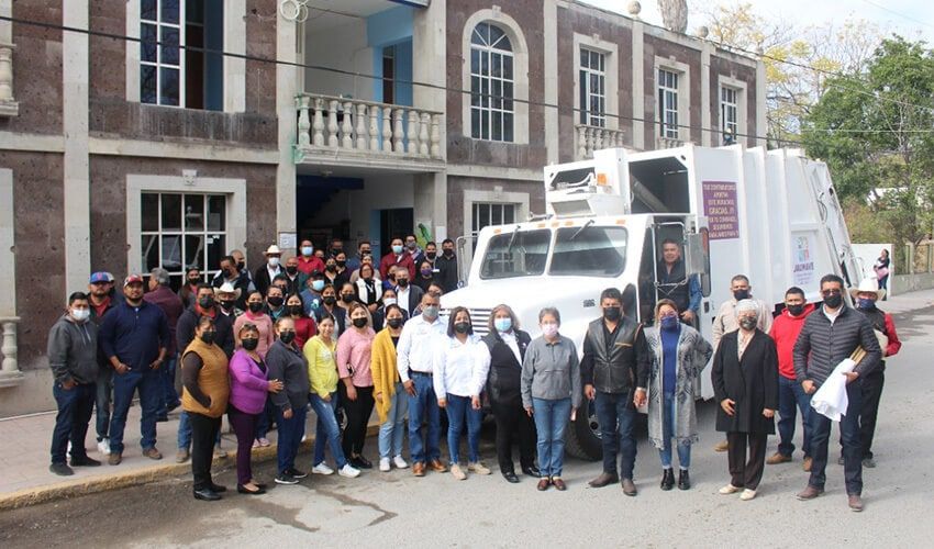 Entrega de camión de basura en Jaumave